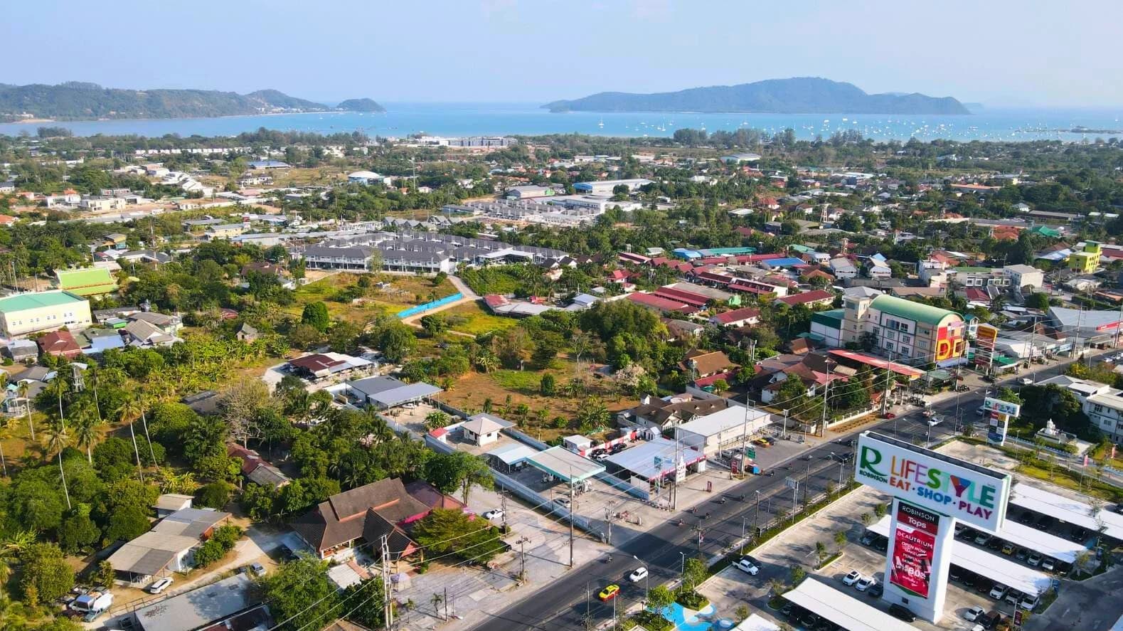 Chalong vu du ciel : Chao Fa East Road et Robinson Lifestyle au premier plan, la ville et la baie de Chalong avec ses îles derrière
